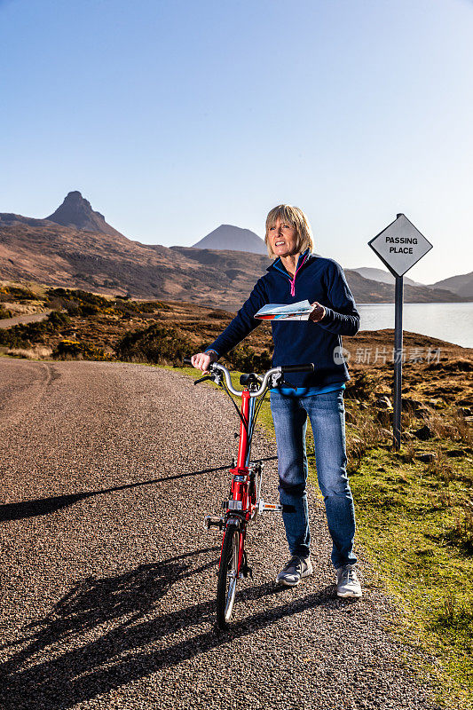 苏格兰西罗斯骑自行车的女人