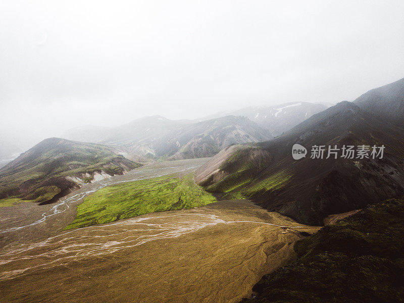 鸟瞰图冰岛高地雾蒙蒙的景观冰川河流，火山和五颜六色的山脉