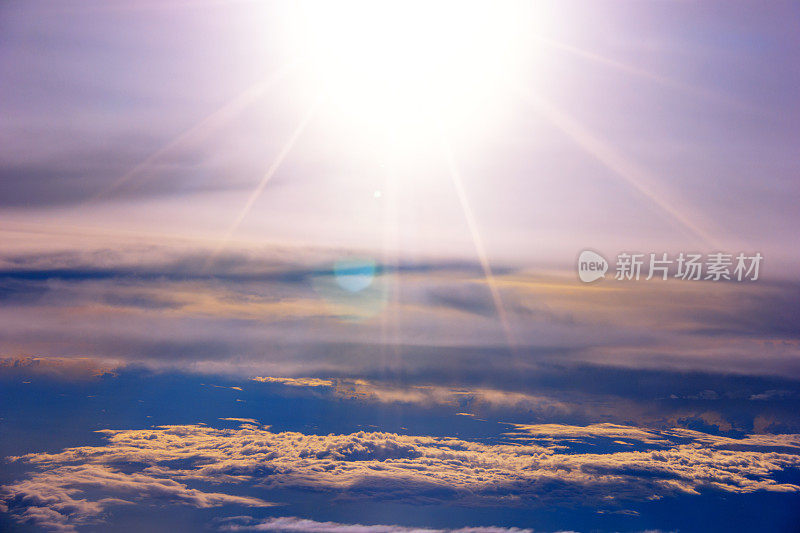 从飞机内部看到美丽的天空。