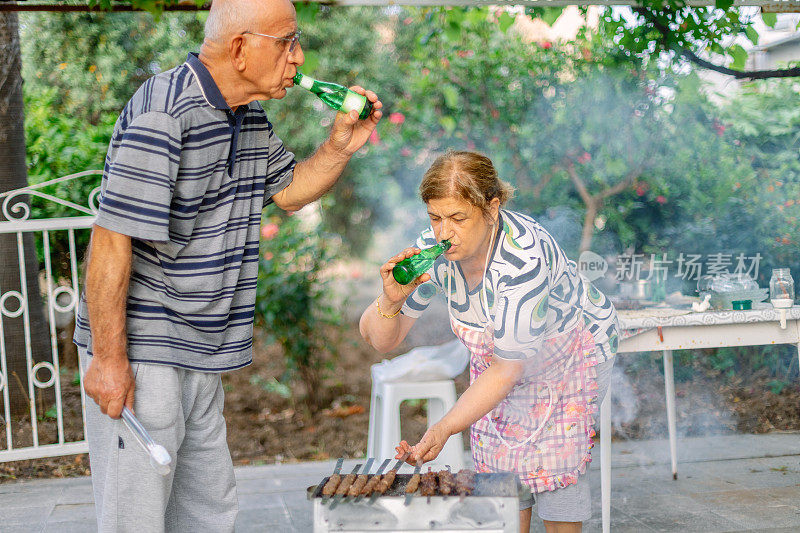 一对老年夫妇在烧烤野餐