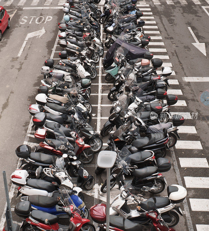 停车场里挤满了摩托车