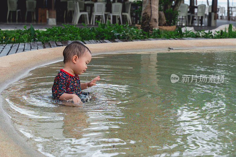 宝宝在游泳池里玩