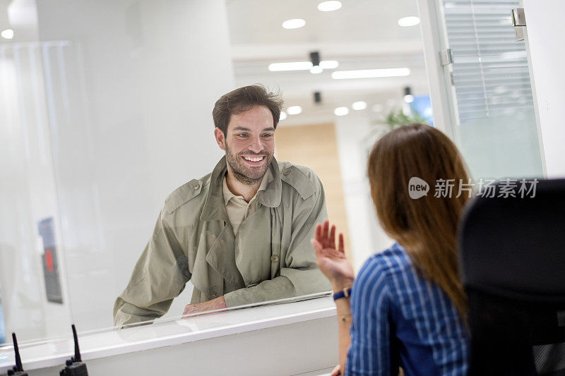 女银行出纳员通知客户