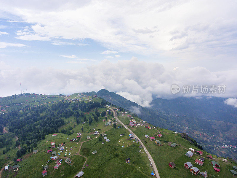 云下山村鸟瞰图。