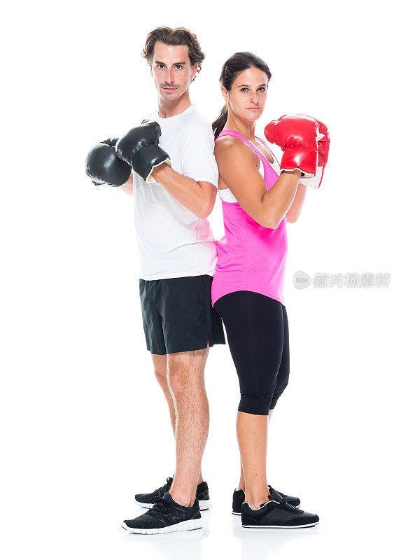 男人背对着女人戴着拳击手套
