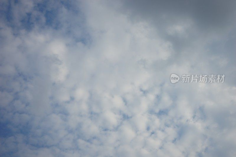 湛蓝的天空上，宽阔的云景