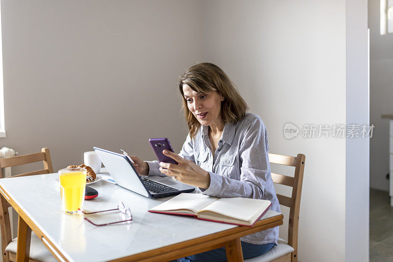 女人用智能手机发短信