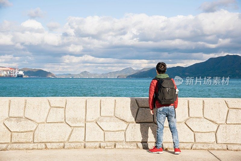 游客欣赏着大海的景色