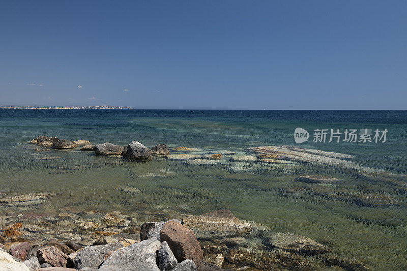 位于爱琴海的希腊岛屿的岩岸