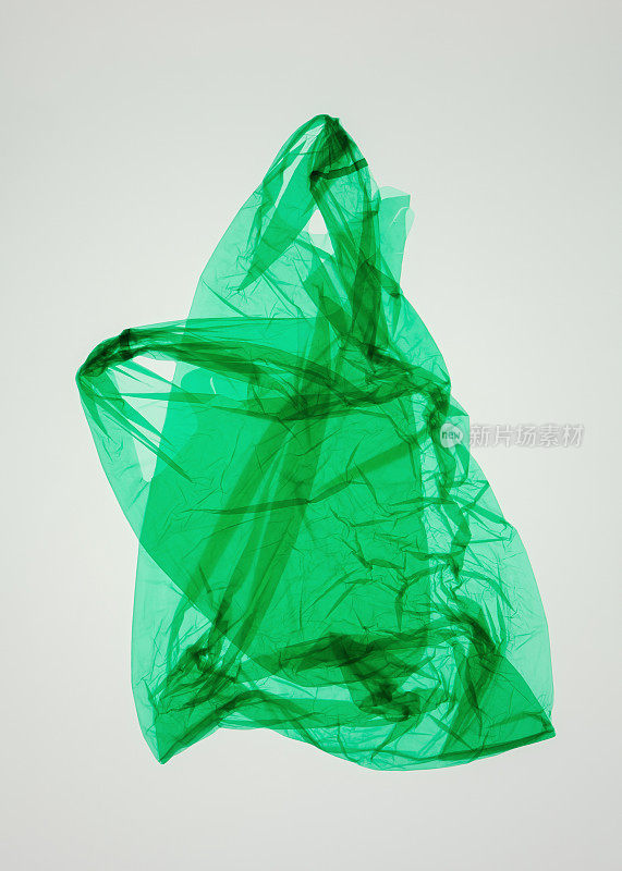 白色背景的绿色塑料袋