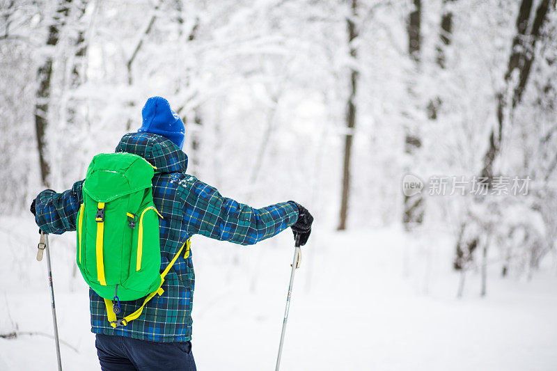 年轻人后视图独自行走雪山的旅行者。