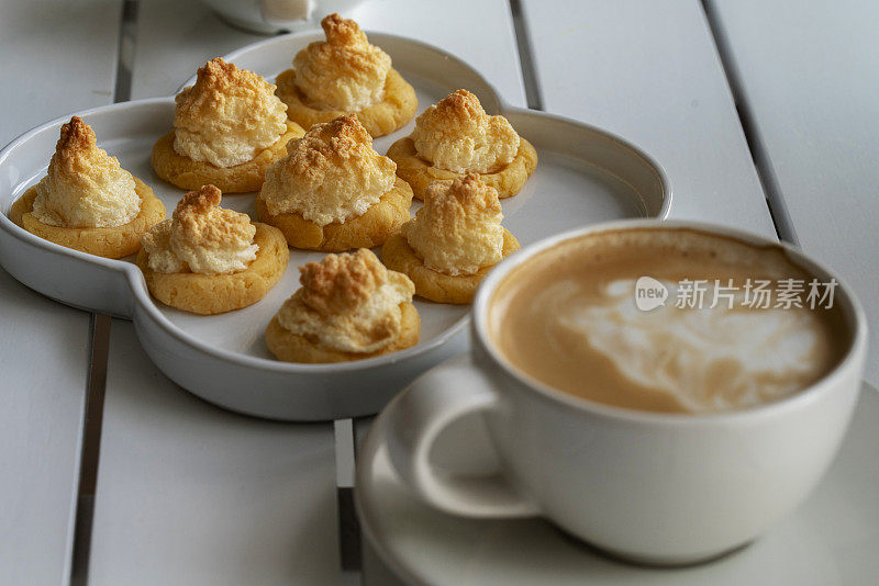 自制甜点:奶油饼干和咖啡