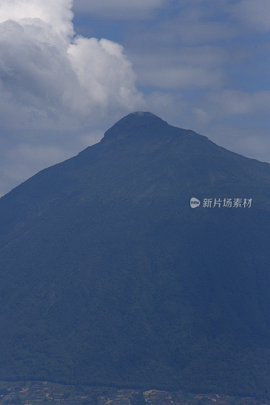 鲁洪多湖在维龙加火山山脉脚下-卢旺达