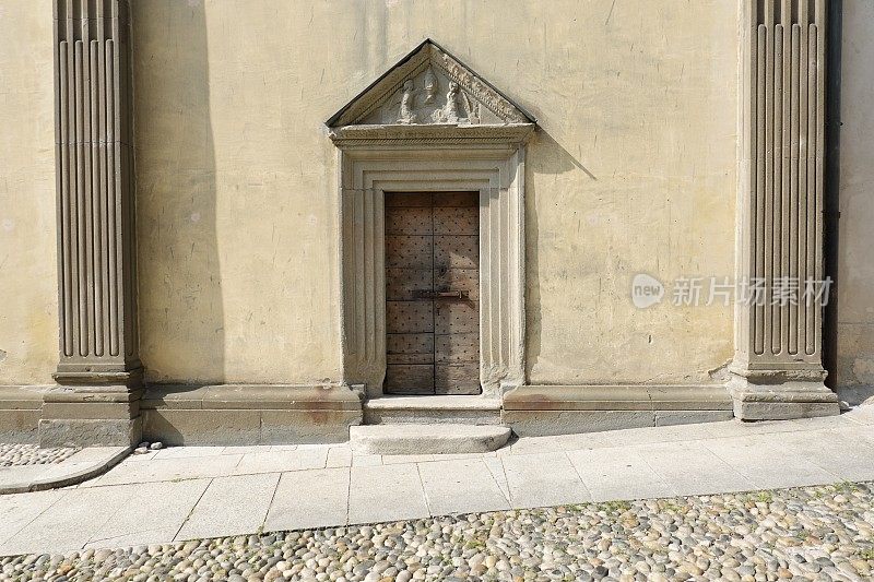 教堂后门