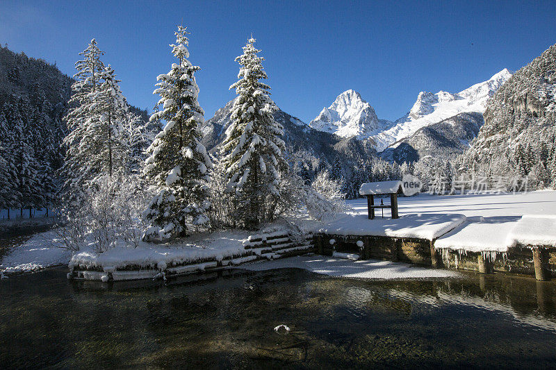 白雪皑皑的群山映衬下的湖景