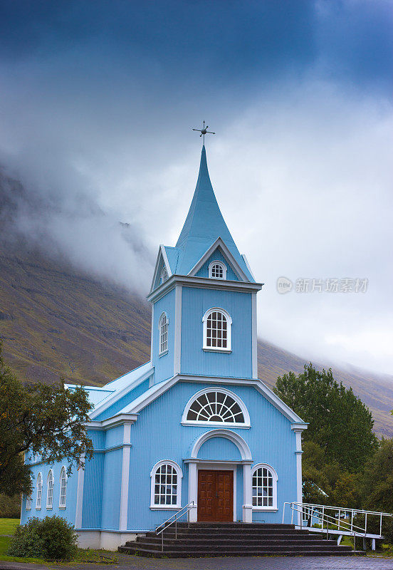 Seyðisfjörður，冰岛:雨中的蓝色教堂