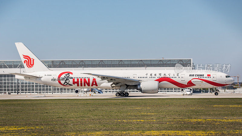 中国国际航空公司(爱中国)的波音777飞机正在慕尼黑机场准备起飞