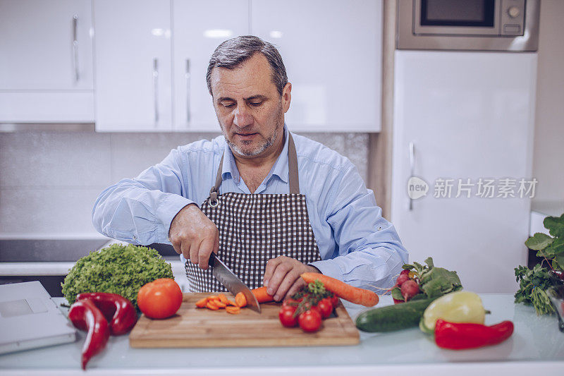 一个老厨师用笔记本电脑做素食