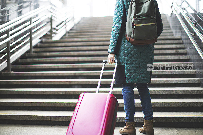 年轻的成年女子独自旅行