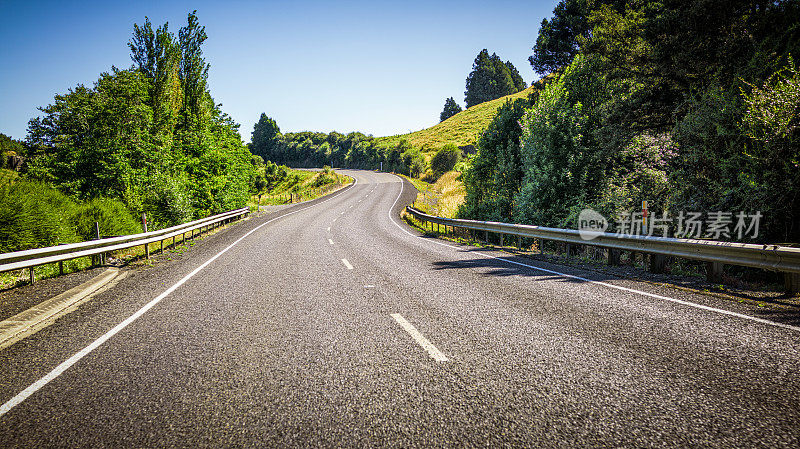 在乡村公路上的s弯