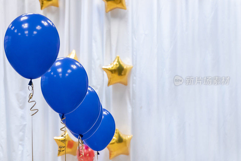 节日装饰销售用蓝色调氦气球，颁奖晚会