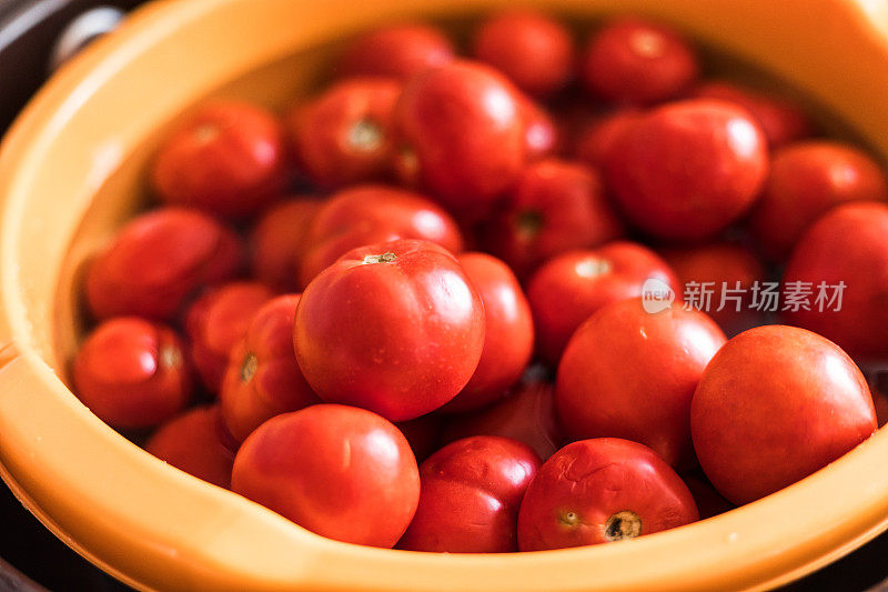 用淡水洗过的红番茄，特写