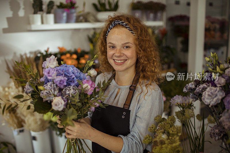 在花店工作的年轻女子