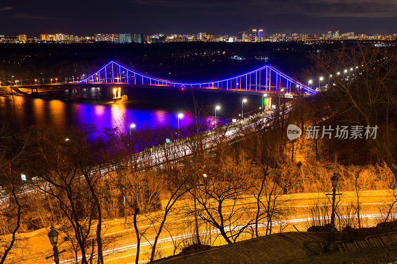 夜间，基辅第聂伯罗河上的人行桥。