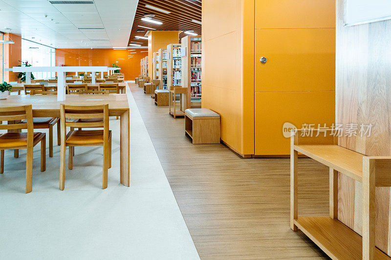 公共图书馆的空木桌