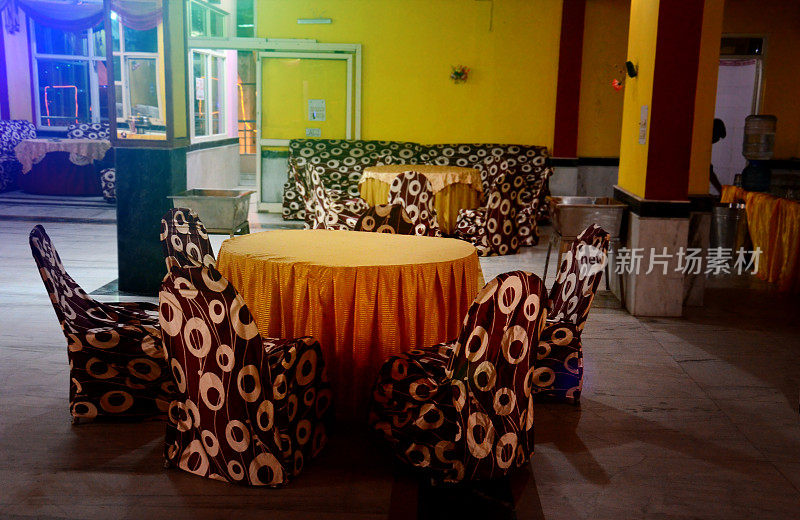 婚礼大厅或其他功能设施设置为精致的餐饮，圆桌