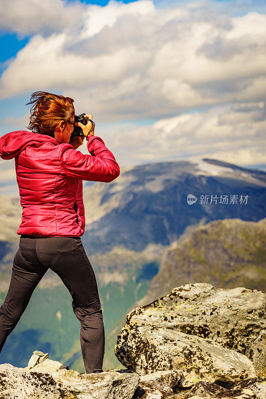 游客在挪威达尔斯尼巴山拍照