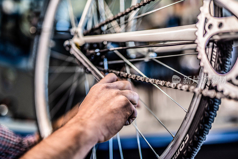 修理自行车变速器的自行车技师。