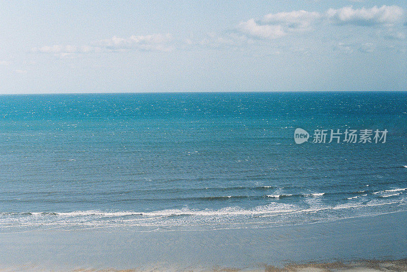 海滩和湛蓝的大海