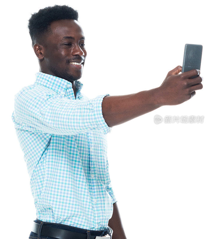 z一代年轻男性穿着衬衫用智能手机站着拍照