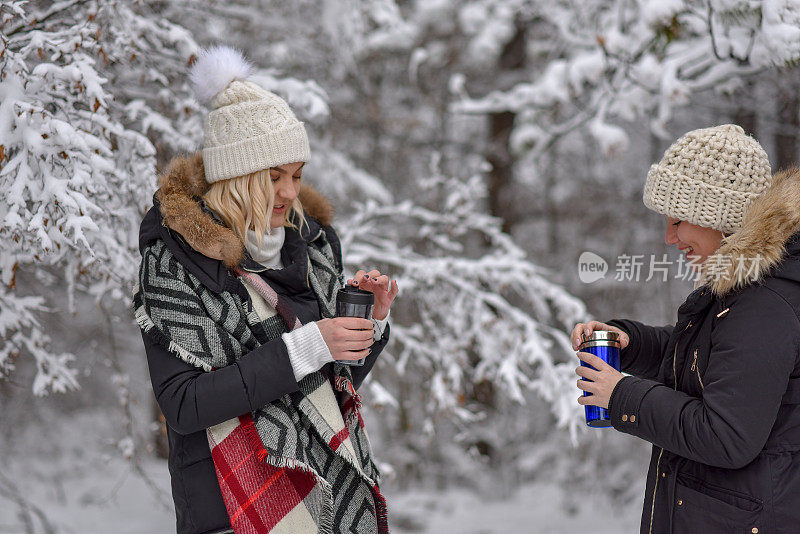 两个年轻女人在森林里放松