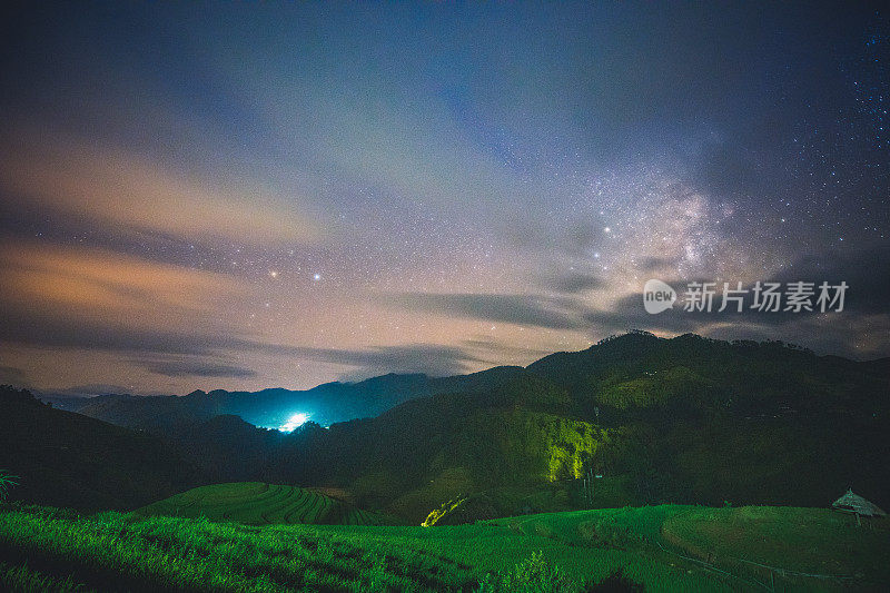 银河系与星星和空间美丽的景观绿色稻田准备在越南西北部的梯田日落山在木仓寨，颜白，越南