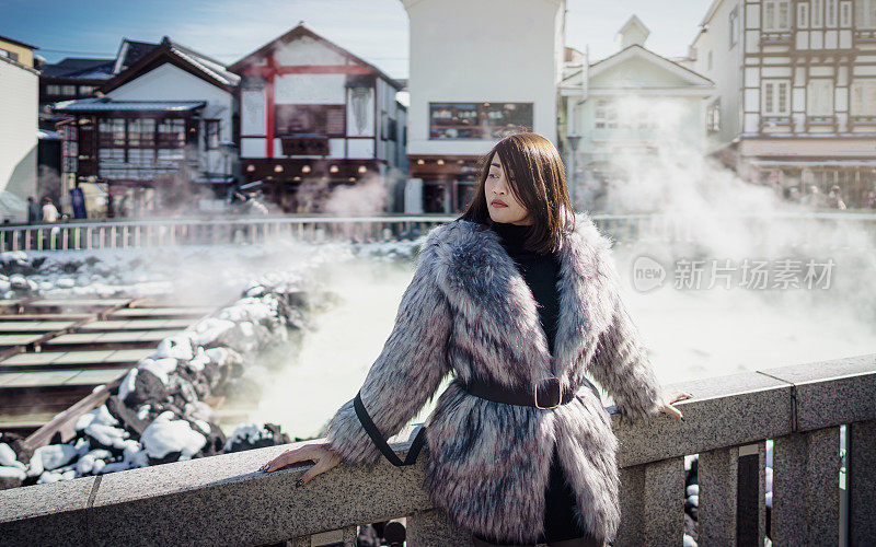 日本冬季草津温泉村的美女