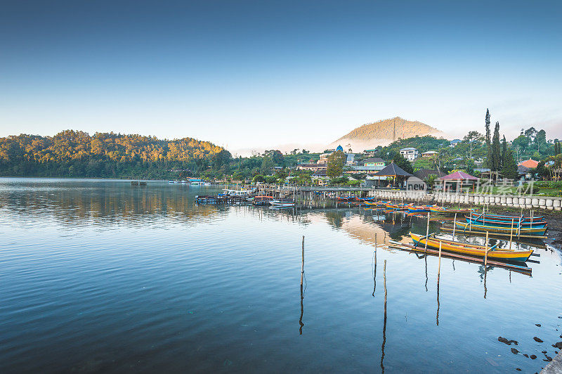 印度尼西亚巴厘岛日落时热带海滩海的宽角视图