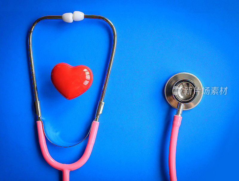 心脏配有医用听诊器，蓝色背景