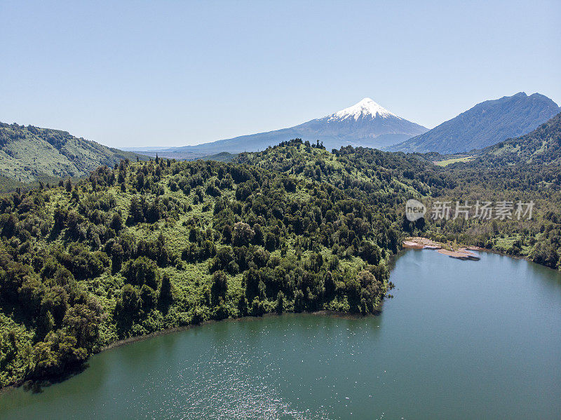 智利南部的奥索尔诺火山和帕塔斯湖