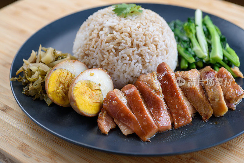 泰式红烧猪蹄配米饭和鸡蛋