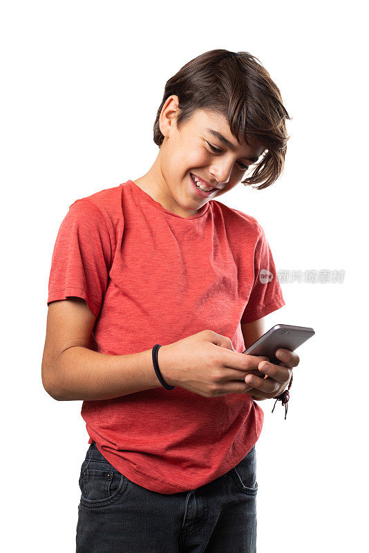 可爱的拉丁裔西班牙男孩微笑着在白色背景上使用智能手机