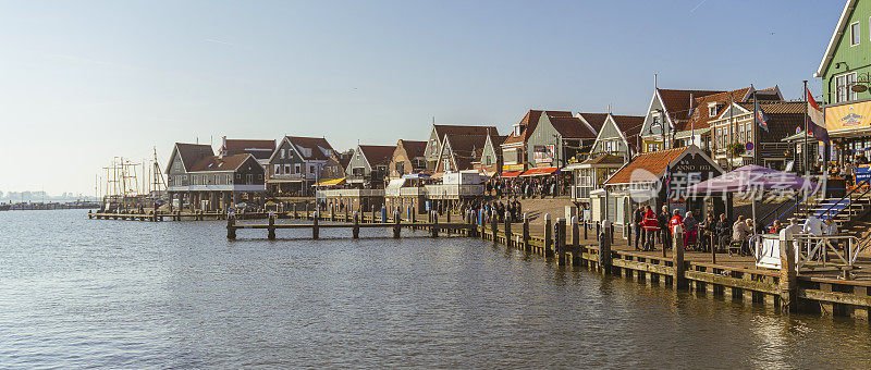 荷兰阿姆斯特丹的游客聚集在渔村Volendam