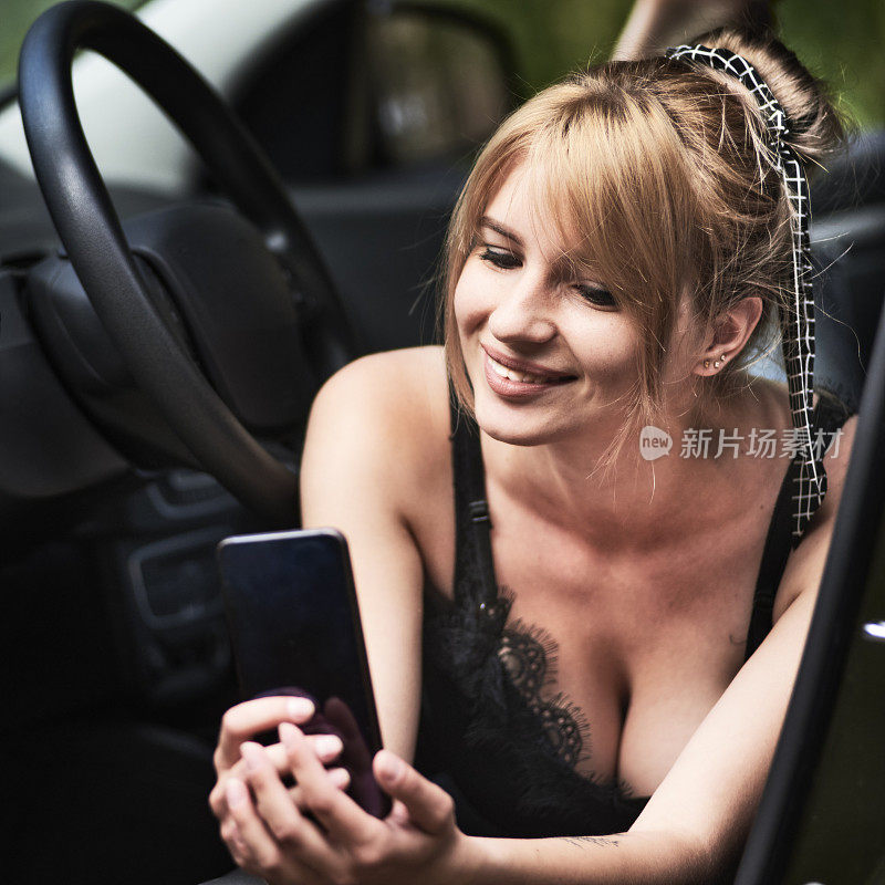 微笑的年轻女子在户外用智能手机相机自拍