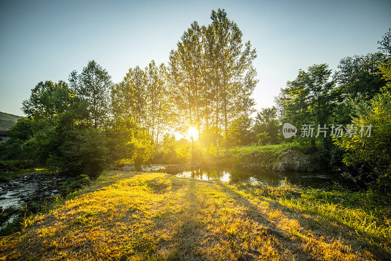 在东欧的一条河-日落在一个更快的山区河流