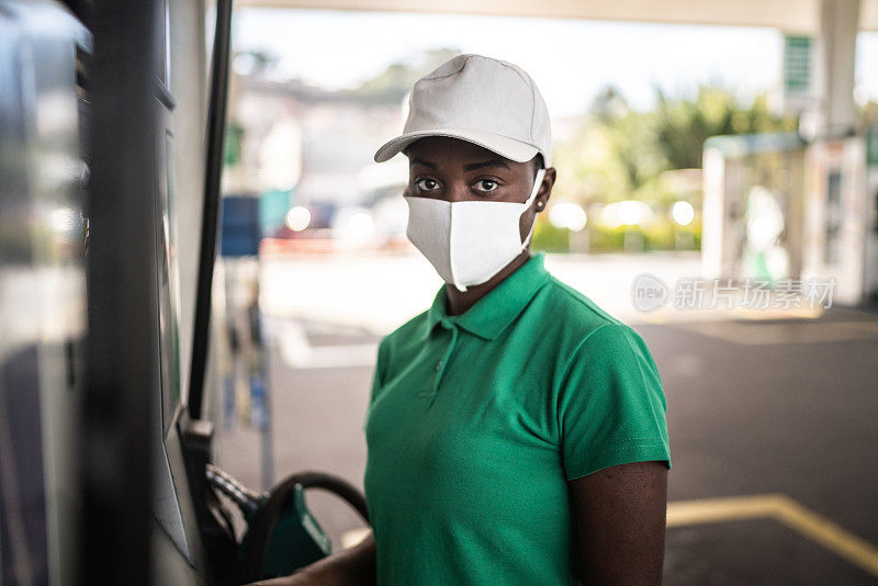 加油站女服务员戴口罩工作的肖像
