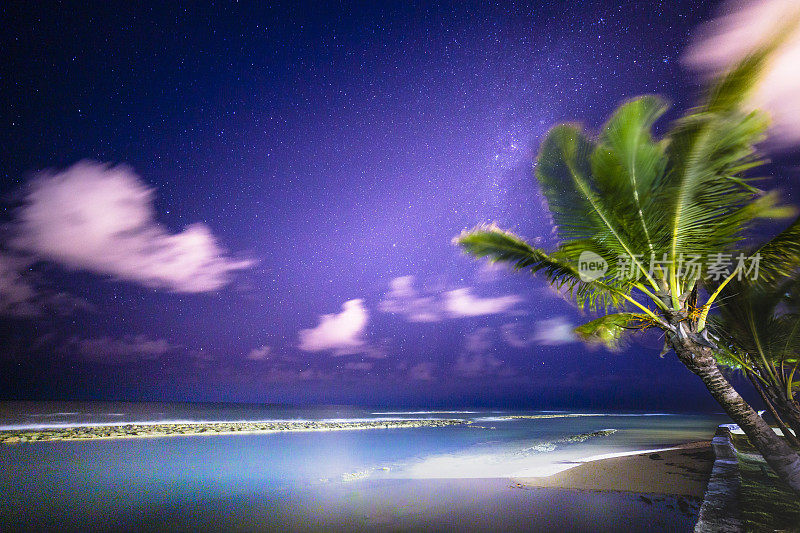 巴西巴伊亚的夜空和海滩星星景观上的银河系