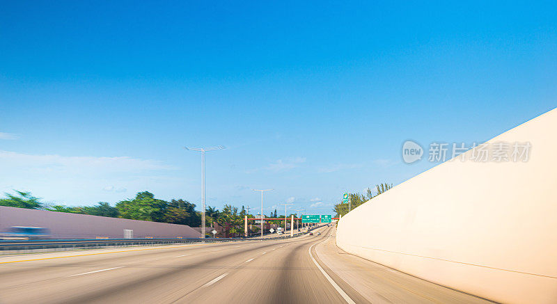 在佛罗里达的高速公路上开着车