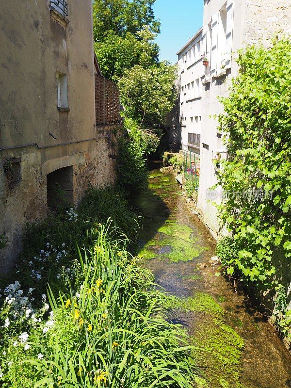 普罗文斯街道上的河流，巴黎附近的中世纪小镇。