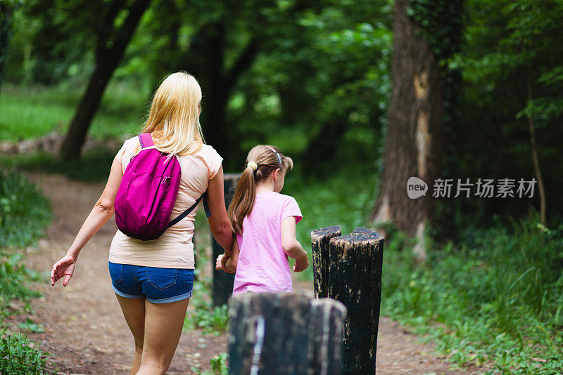 母亲和女儿在户外